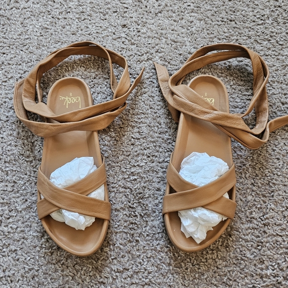 beek Shoes - beek.. Parula Sandals In Honey Size 8